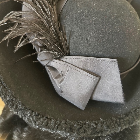 GRANDIOSE 1950s' BLACK FELT & FAUX LAMB WIDE BRIM HAT + TALL OSTRICH FEATHERS - Picture 5 of 15
